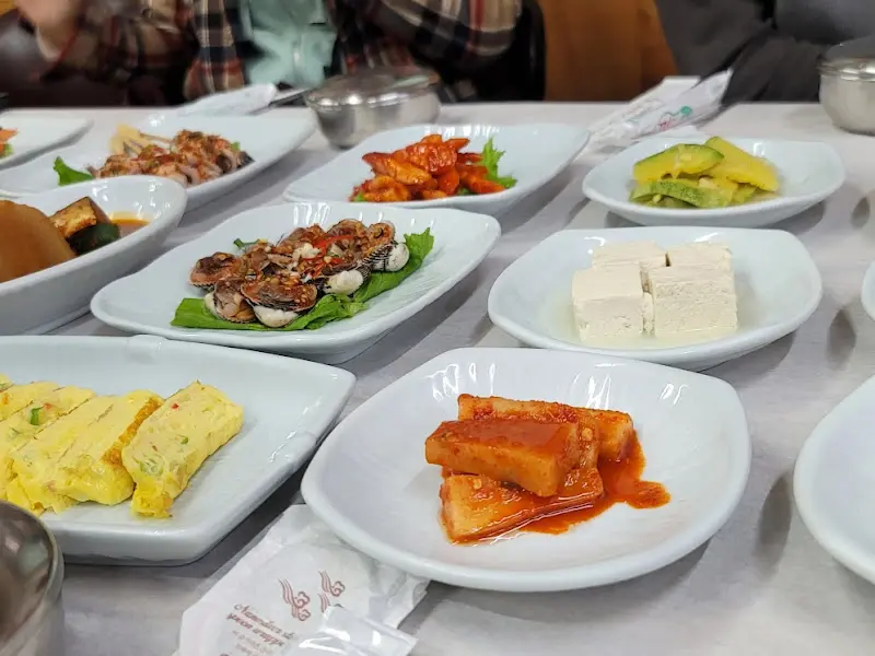 정갈하게 담겨 나온 반찬들