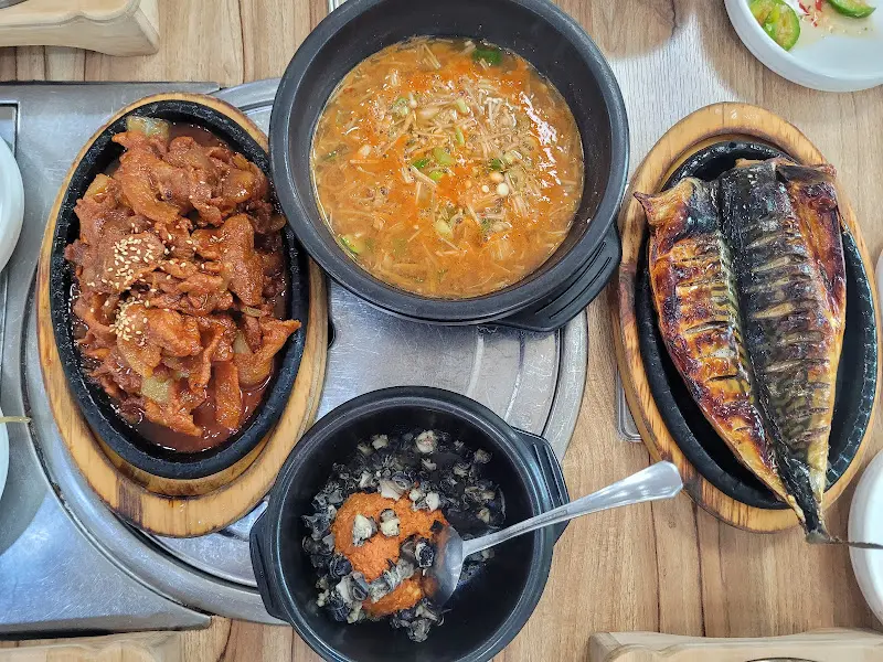 고등어구이와 제육볶음