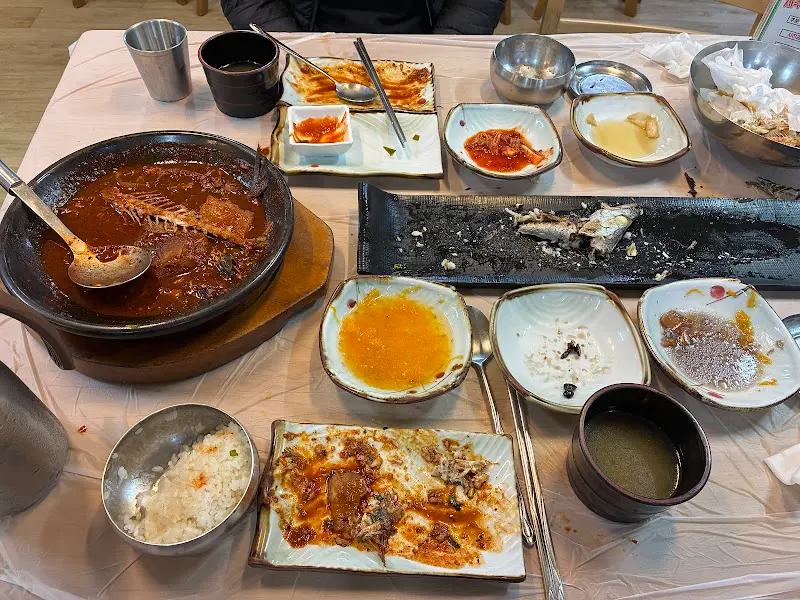 깨끗하게 비워진 갈치조림 뚝배기와 통갈치구이 접시