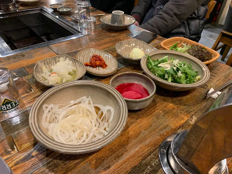 테이블 위에 놓인 정갈한 밑반찬들