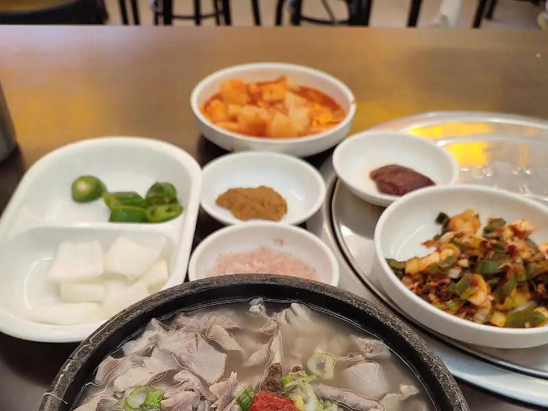 푸짐한 순대국밥 한 상 차림