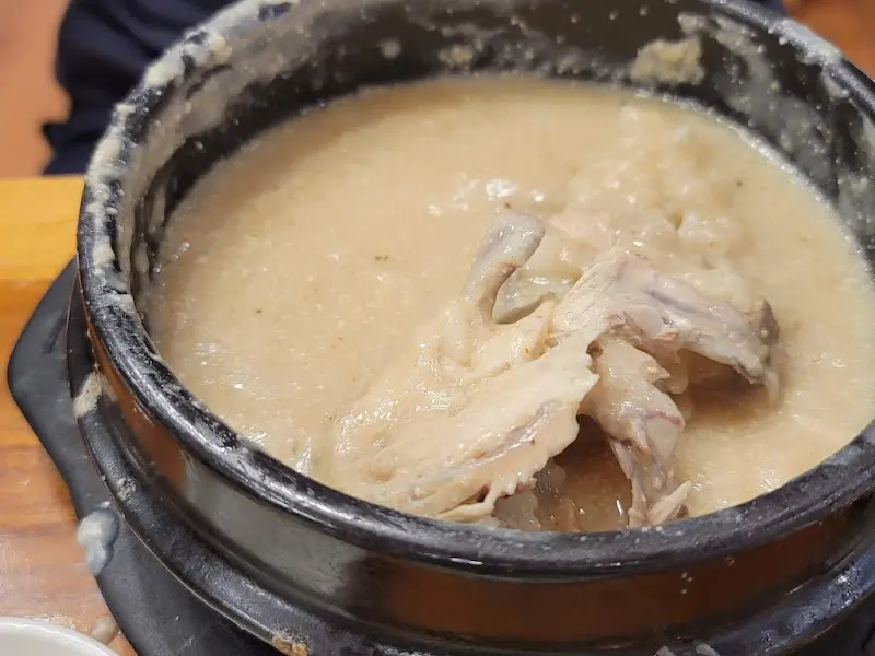 걸쭉한 국물과 닭고기
