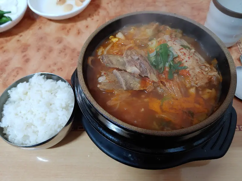 뼈해장국 전체 상차림