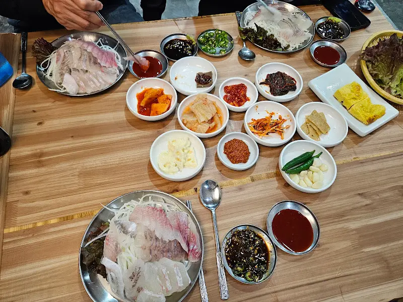 회와 다양한 밑반찬