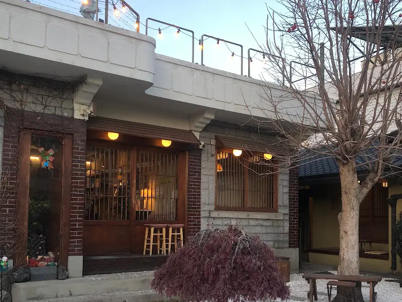 아키라 커피 옥상의 파라솔 테이블