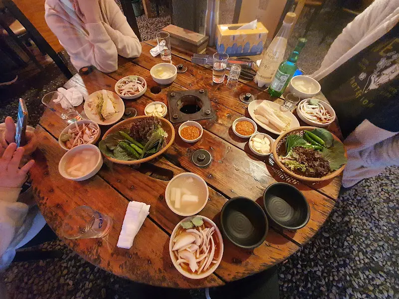 푸짐하게 차려진 테이블