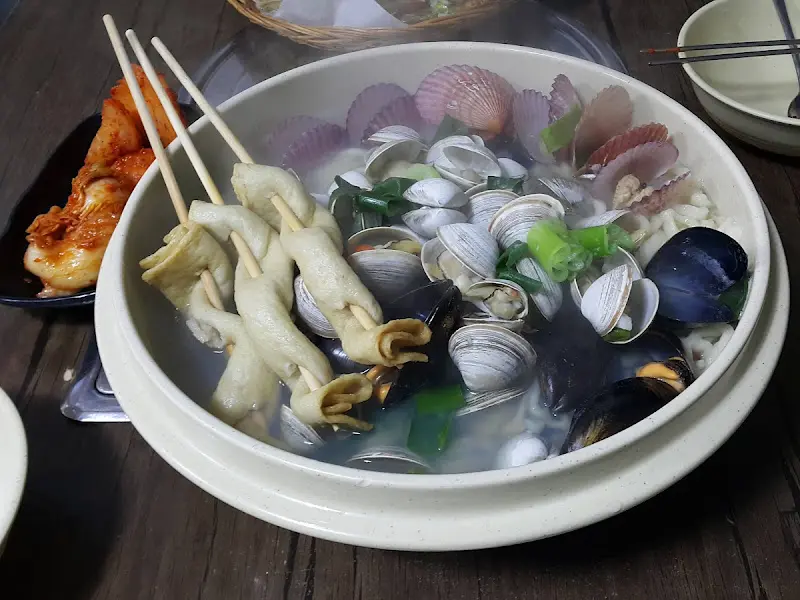 해물칼국수와 김치