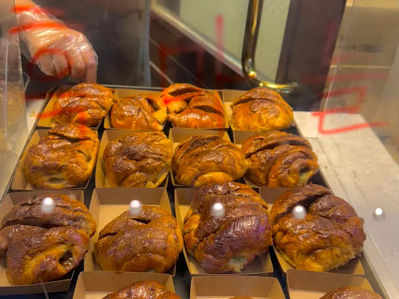 진열된 흑마늘 소금빵