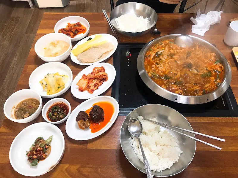 다양한 밑반찬과 함께 차려진 낙곱새 한 상