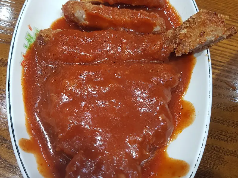 두툼한 돈까스 위에 소스가 듬뿍