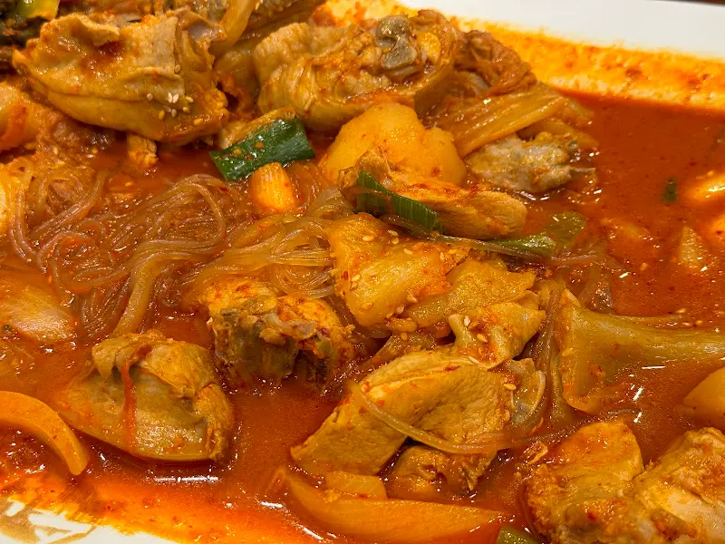 테이블 가득 차려진 음식