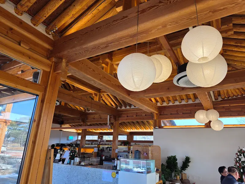 카페 내부 전경