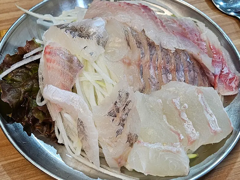 벽에 붙어있는 싸인들