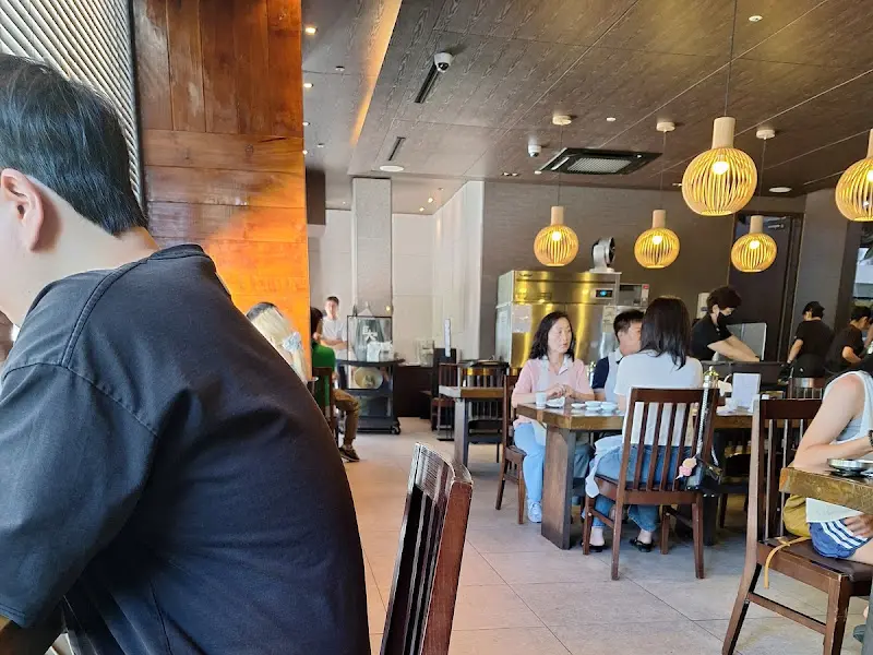 김이 모락모락 나는 뽀얀 곰탕 한 상 차림