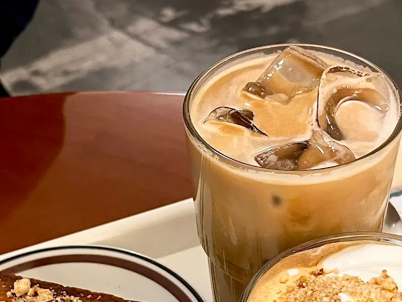 테이블 위에 놓인 작은 화분과 램프