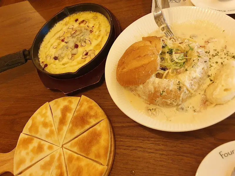 Four Season Kitchen 내부