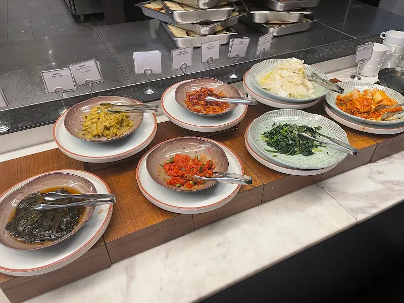 다양한 뷔페 메뉴