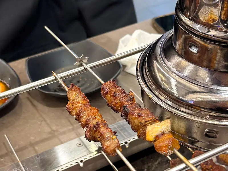 숯불 위에서 맛있게 익어가는 양꼬치들