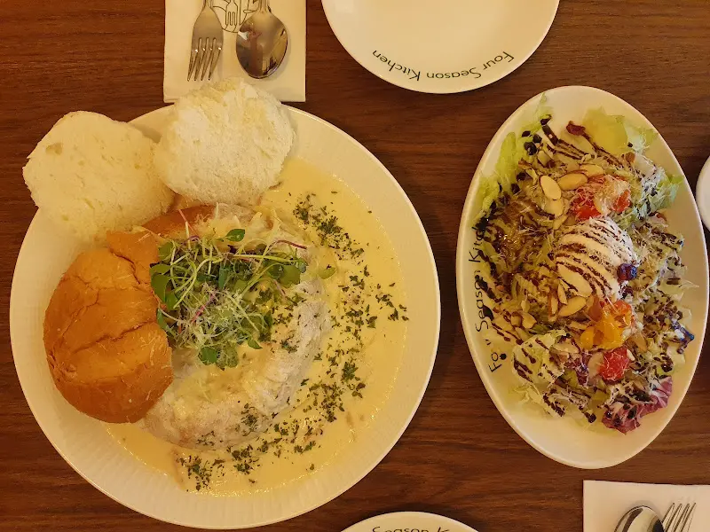 Four Season Kitchen 내부 장식