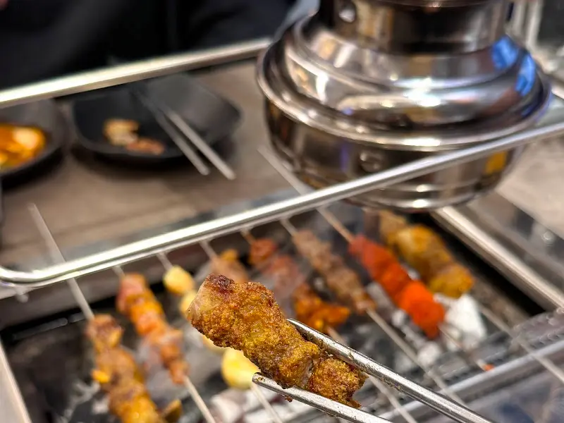 다 익은 양꼬치를 맛있게 먹기 위해 빼내는 모습