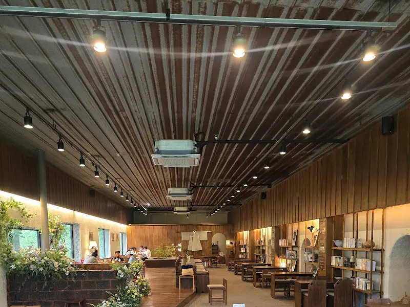 명주정원 내부 아치형 통로