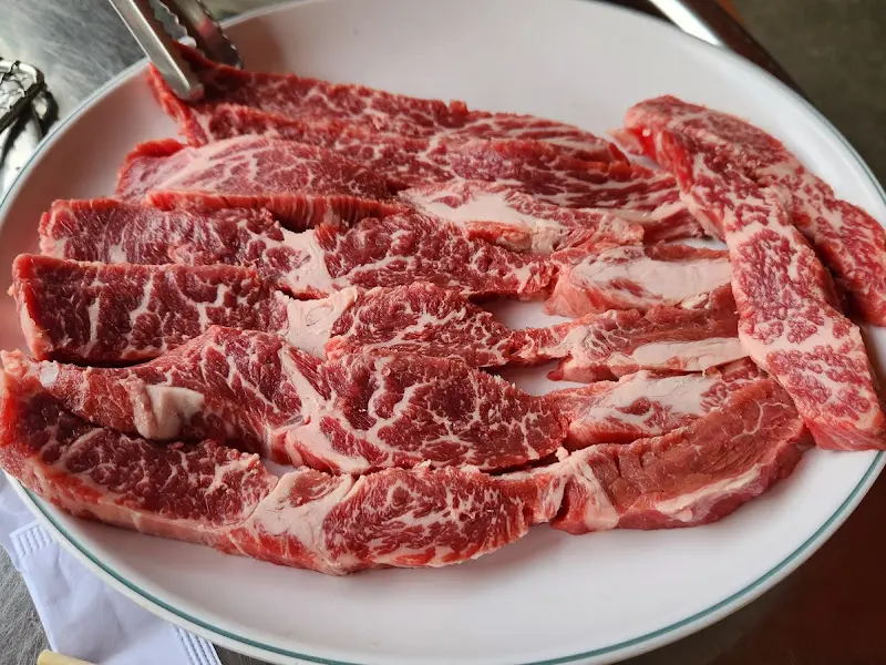 실내 테이블 전경