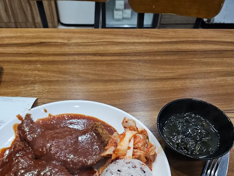 비빔밥도 푸짐하고 맛있어 보인다.