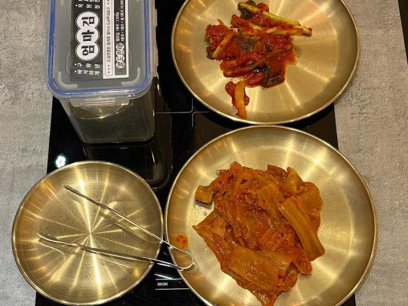 정갈한 놋그릇에 담긴 김치