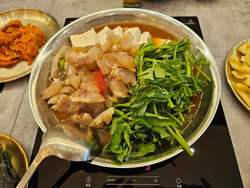 싱싱한 야채와 스지가 듬뿍 들어간 전골
