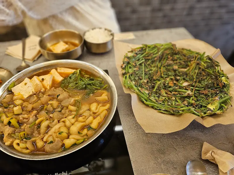 우렁 미나리전과 스지된장 전골