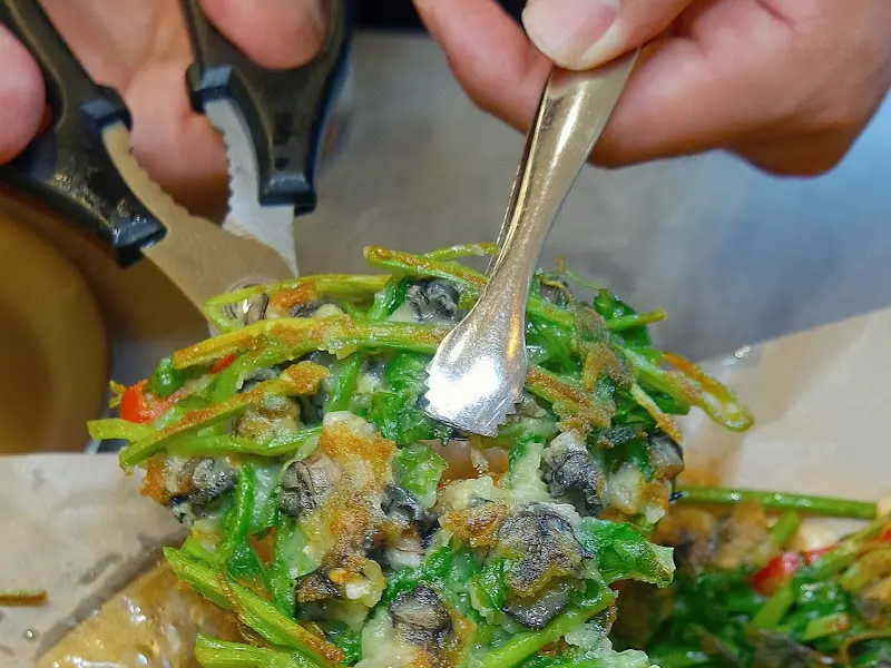 우렁 미나리전 자르는 모습