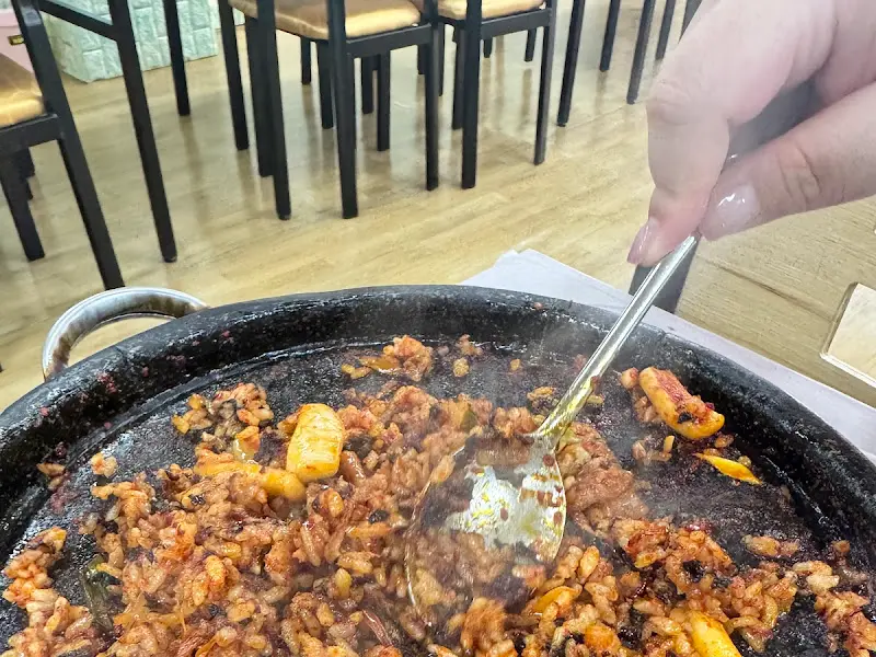 볶음밥을 만드는 모습