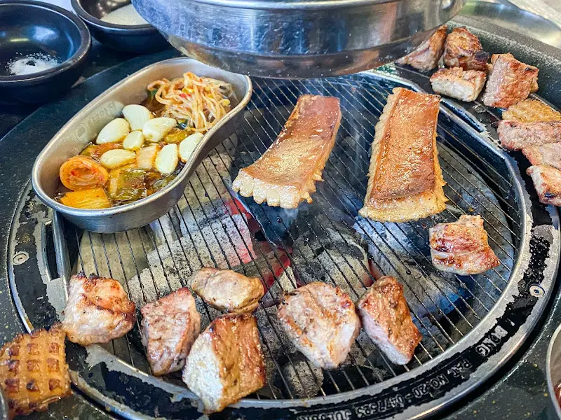 노릇노릇 구워진 쫀득살과 목살