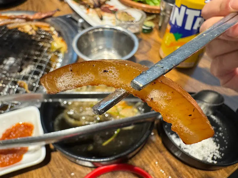 잘 구워진 돼지껍데기