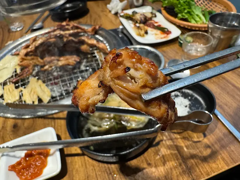 집게로 고기를 들어올린 모습