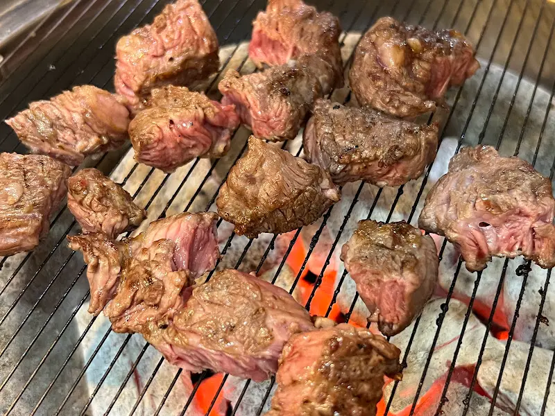 숯불 위에서 익어가는 고기