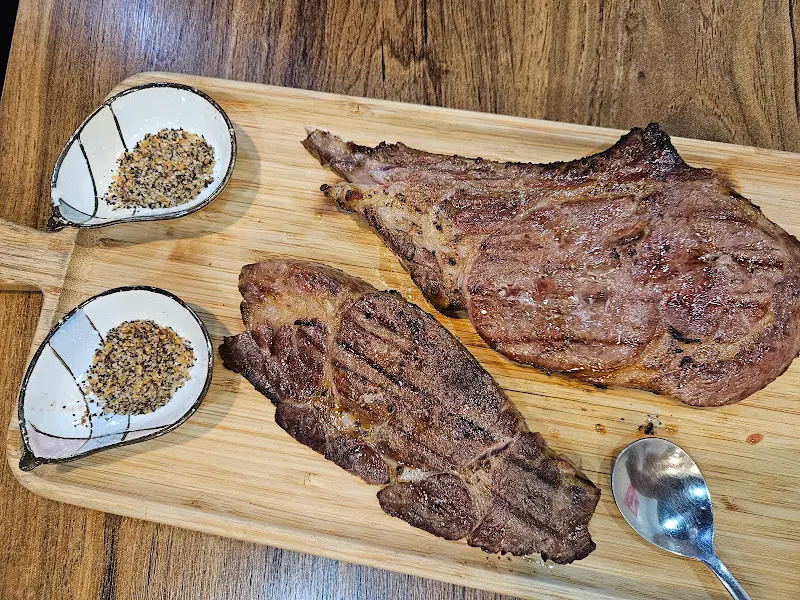 잘 구워진 토마호크 스테이크