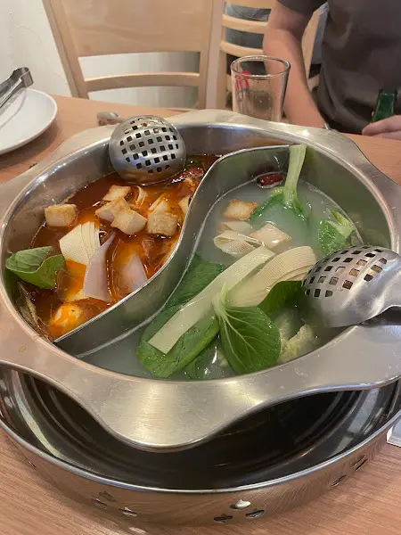 홍탕과 백탕이 담긴 훠궈 냄비