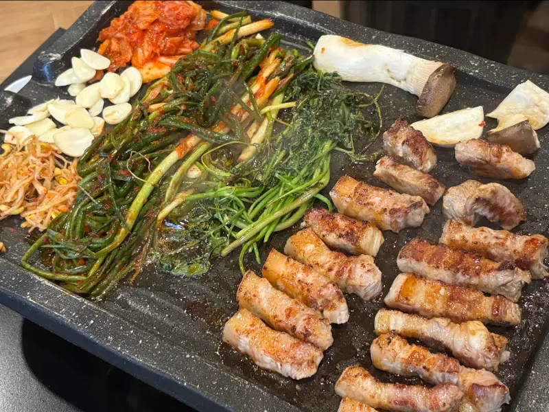 불판 위 삼겹살, 김치, 미나리