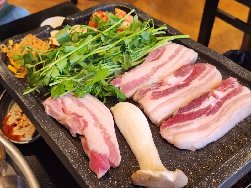 맛있게 구워진 삼겹살