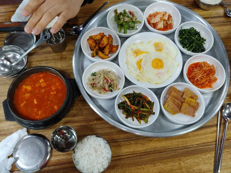 쟁반 가득 담긴 밑반찬