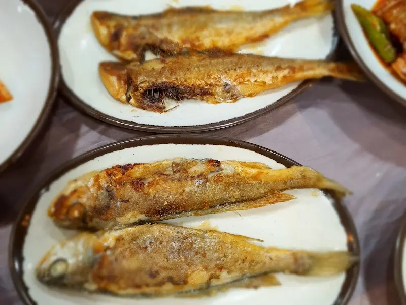 노릇하게 구워진 생선구이