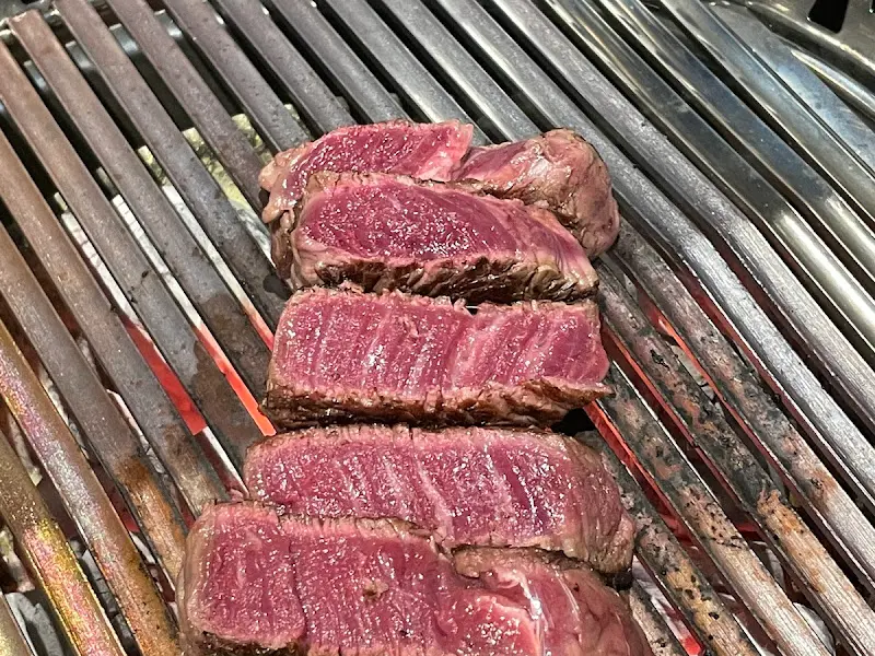 우진가 교대점 숯불 위에 구워지는 한우