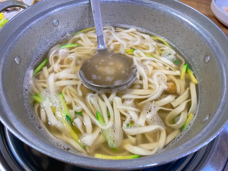 칼국수 국물을 뜨는 국자