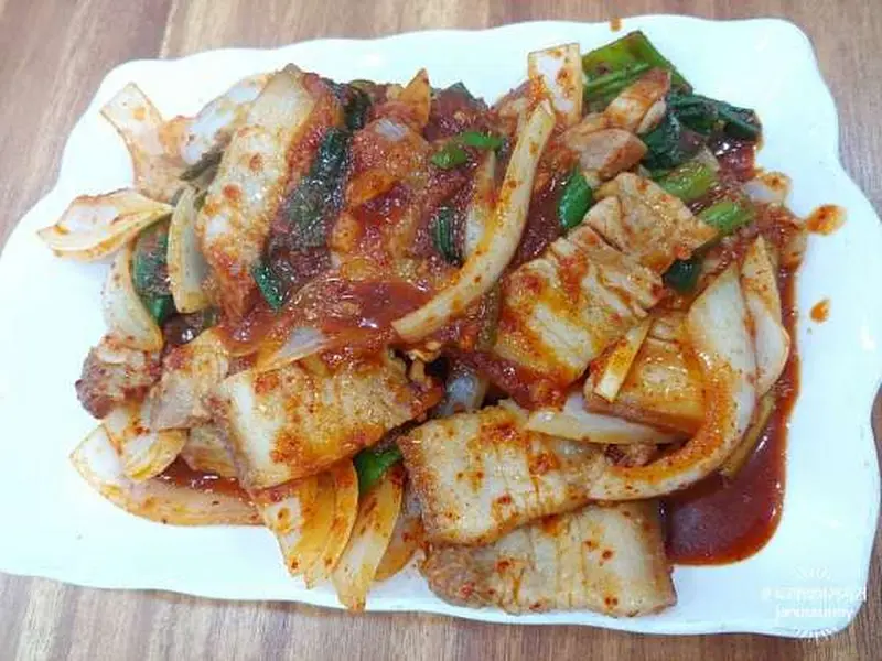 김치와 돼지고기가 어우러진 김치찌개