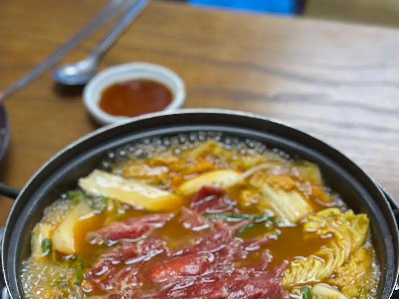 다채로운 재료들이 어우러진 샤브샤브의 향연