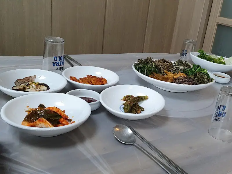 한상 가득 차려진 반찬들