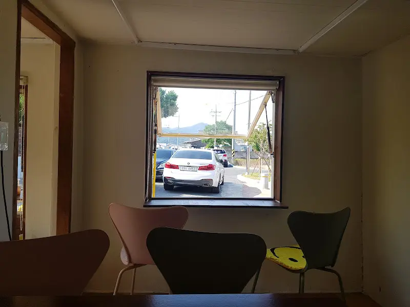 카페 내부에서 바라본 창밖 풍경