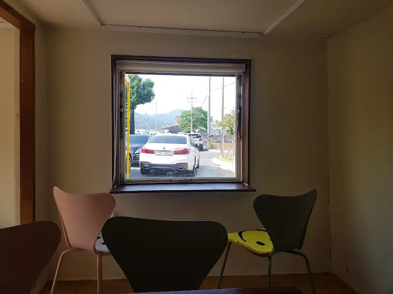 창밖으로 보이는 주차장 풍경