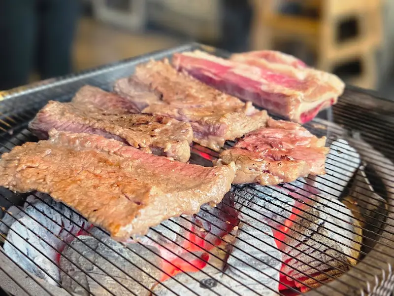 숯불 위에서 맛있게 구워지는 생갈비